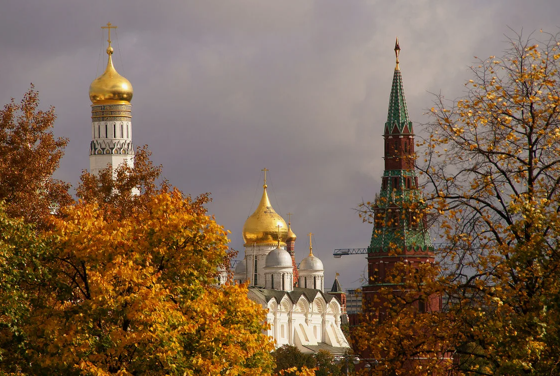 Туры ноябрь из москвы. Храм Христа Спасителя осенью. Золотая осень в Москве МГУ. Осень в Москве. Осенняя Москва.